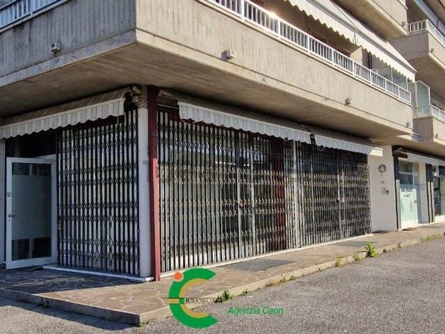 Locale in vendita di 120 m² in Via Tuna