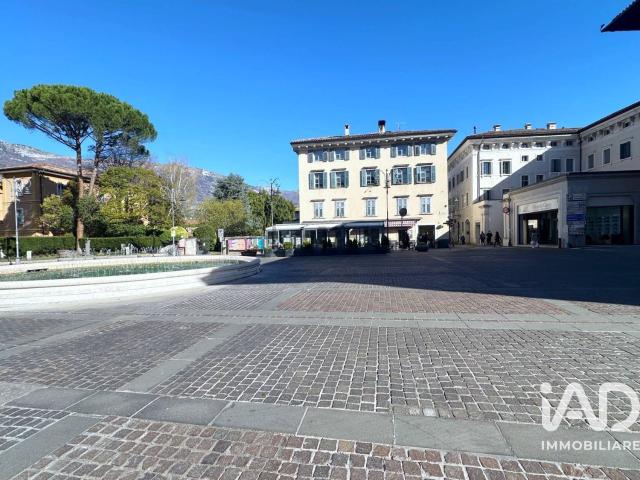 Locale in vendita di 120 m² in Piazza Antonio Rosmini, 2
