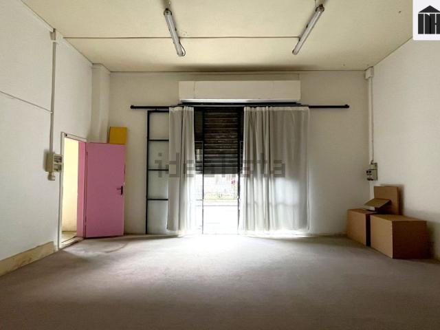Locale in vendita di 121 m² in Via Fratelli Pallesi