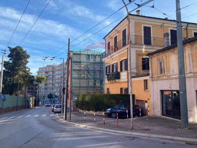 Locale in vendita di 121 m² in Via Madonna degli Angeli, 82