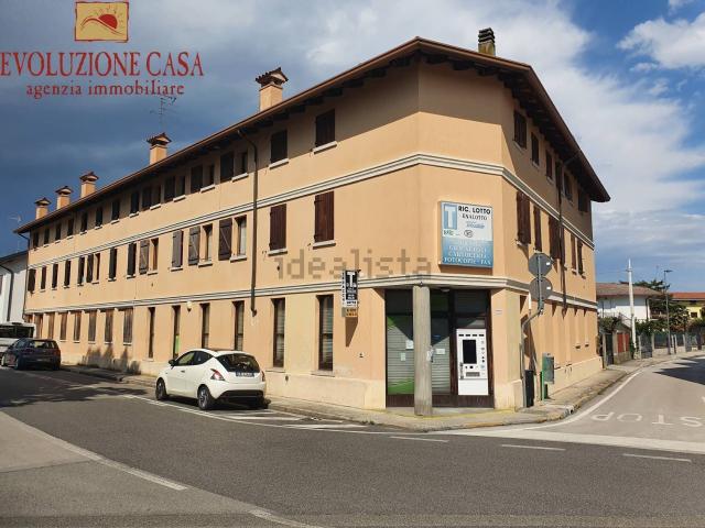 Locale in vendita di 121 m² in Piazza SS. Martiri, 4