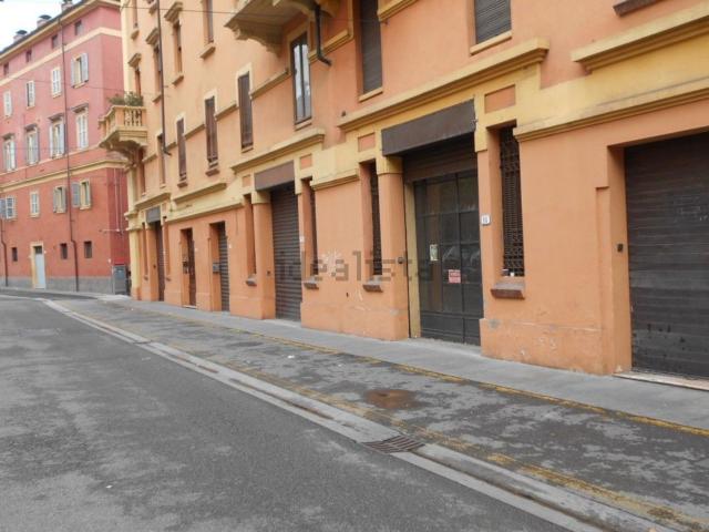 Locale in vendita di 122 m² in Piazza Natale Bruni