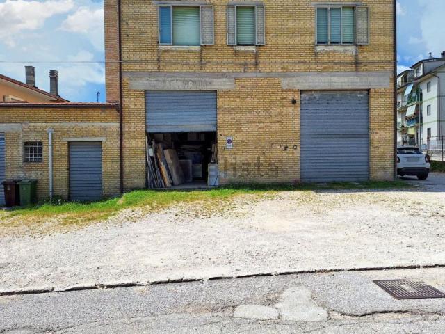 Locale in vendita di 122 m² in Via della Libertà