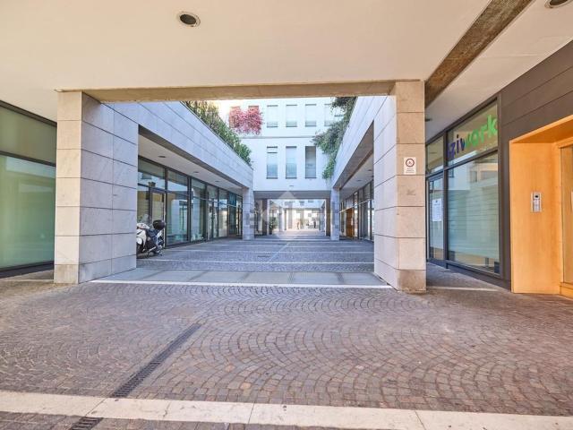 Locale in vendita di 122 m² in Via F. Corridoni, 28