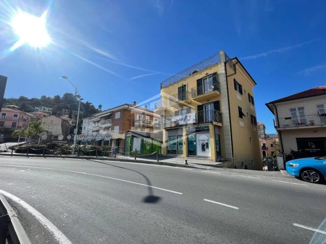 Locale in vendita di 122 m² in Strada Statale 1