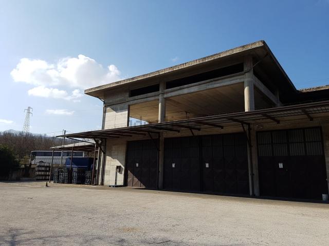 Locale in vendita di 1230 m² in Contrada Sant&apos Oronzo