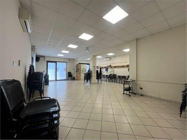 Locale in vendita di 124 m² in Via Adua