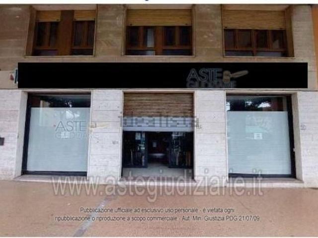 Locale in vendita di 124 m² in Piazza Aldo Moro e Caduti di Via Fani, 9