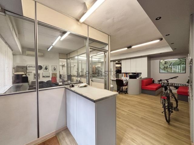 Locale in vendita di 125 m² in Via Giambellino, 131