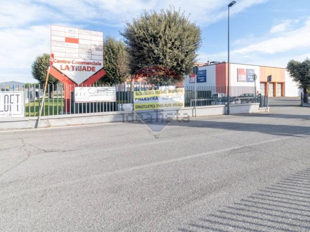 Locale in vendita di 125 m² in Via della Longarina, 1