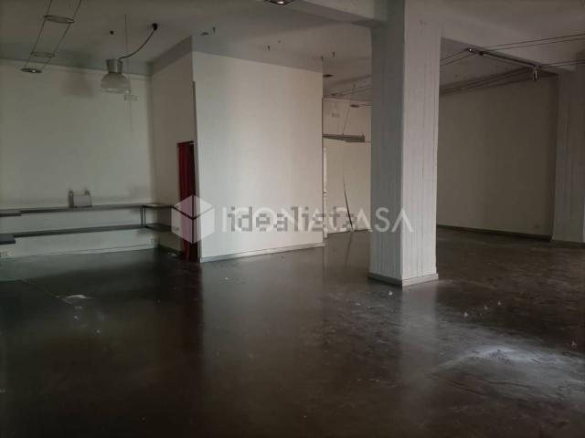 Locale in vendita di 125 m² in Via San Tommaso D&apos Aquino