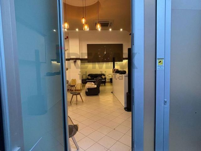 Locale in vendita di 125 m² in Via Petrarca, 21