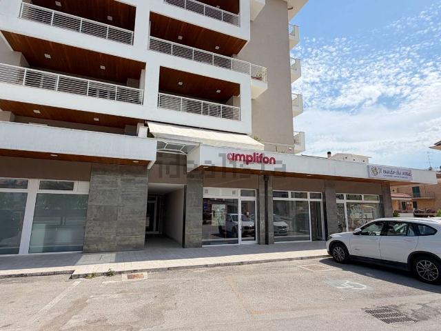Locale in vendita di 125 m² in Viale Alcide De Gasperi, 23