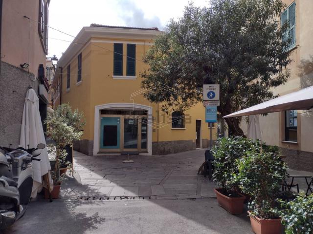 Locale in vendita di 125 m² in Piazza del Pozzo