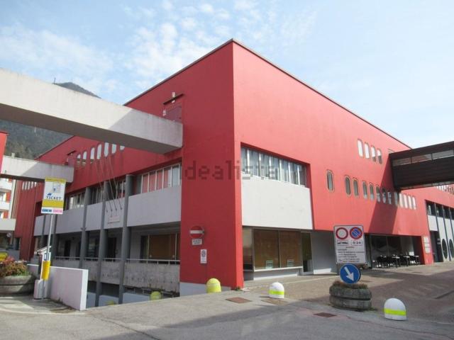 Locale in vendita di 127 m² in Via Carnia Libera 1944, 11