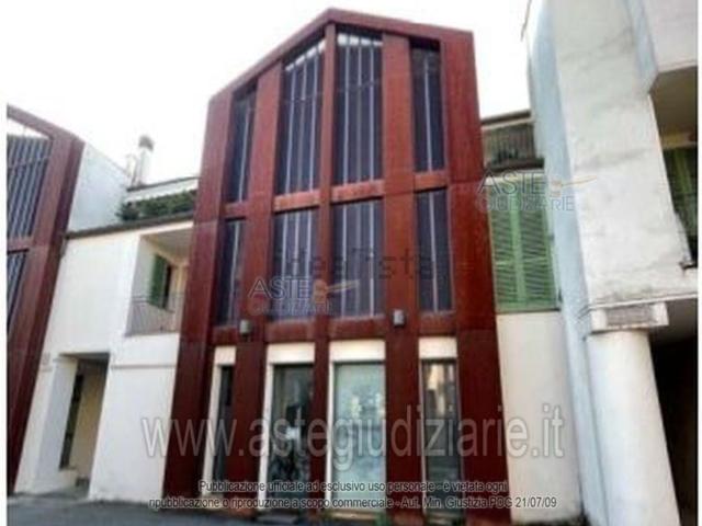 Locale in vendita di 128 m² in Via degli Abatoni, 11
