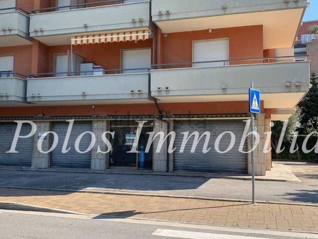 Locale in vendita di 128 m² in Via F. Petrarca, 12