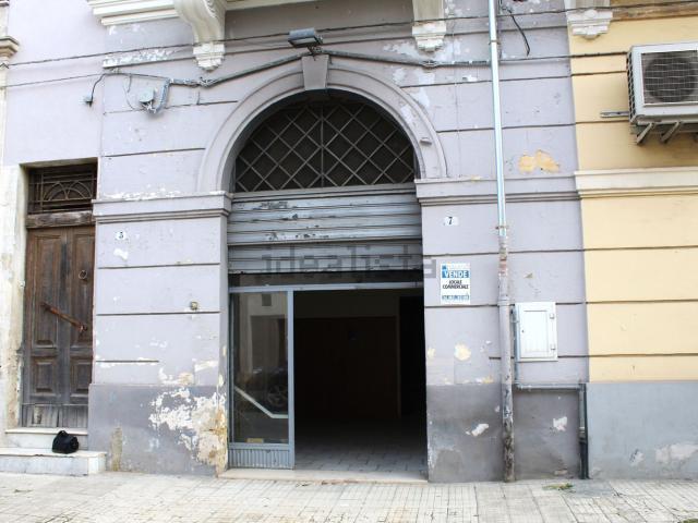 Locale in vendita di 128 m² in Via Francesco Baracca, 7
