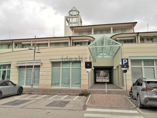 Locale in vendita di 128 m² in Piazza Falcone Borsellino, 17
