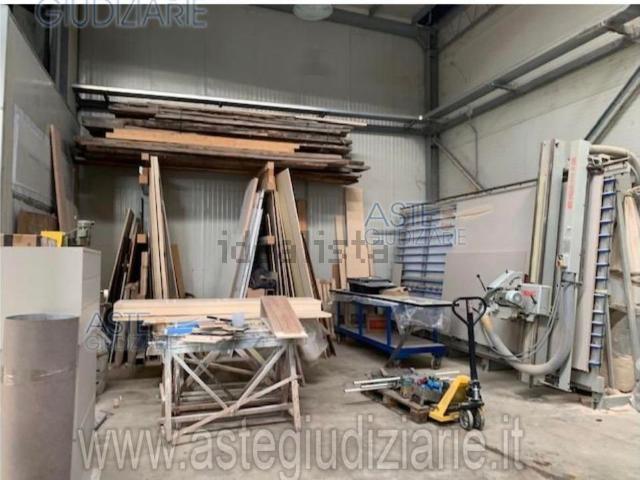 Locale in vendita di 1299 m² in Via Nazionale, 49