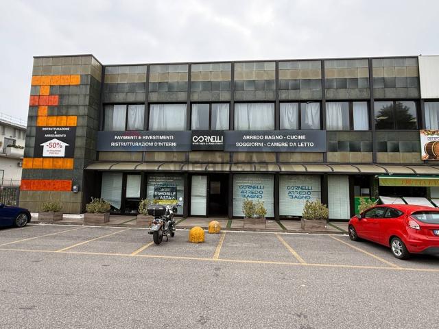 Locale in vendita di 1290 m² in Via Trieste, 12