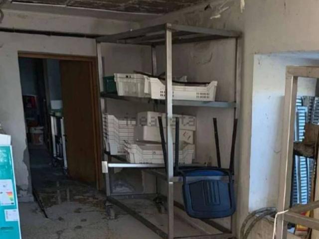 Locale in vendita di 129 m² in Via Borgo
