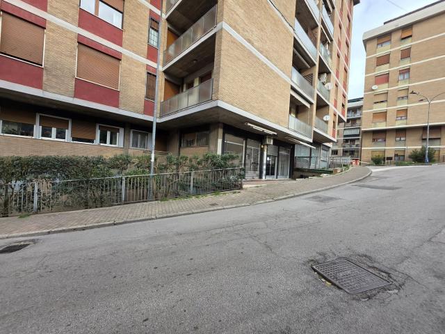 Locale in vendita di 129 m² in Via San Tommaso d&apos Aquino, 15