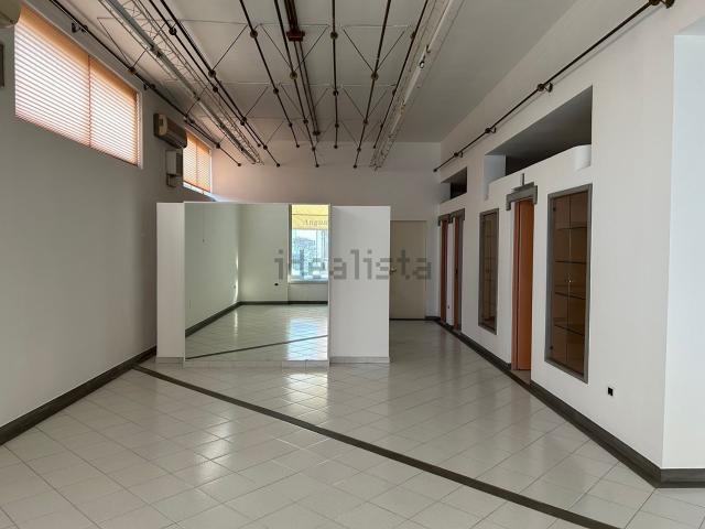 Locale in vendita di 129 m² in Via Santa Barbara, 17
