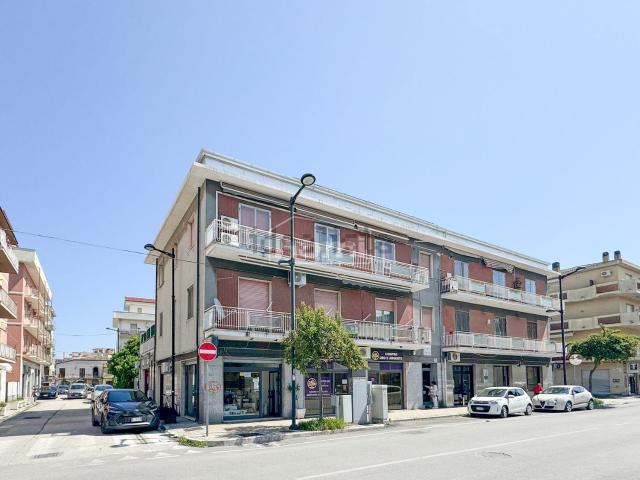 Locale in vendita di 129 m² in Via Teofilo D&apos Annunzio, 20