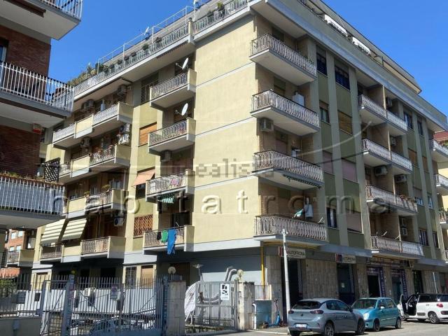Locale in vendita di 1300 m² in Via Deruta, 98
