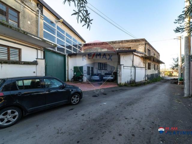 Locale in vendita di 1300 m² in Via Distefano