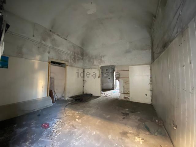 Locale in vendita di 130 m² in Via Callipoli, 400