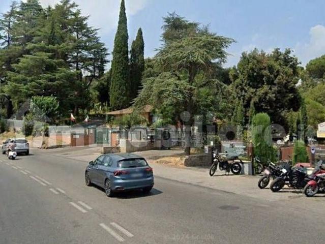 Locale in vendita di 130 m² in Via Cassia