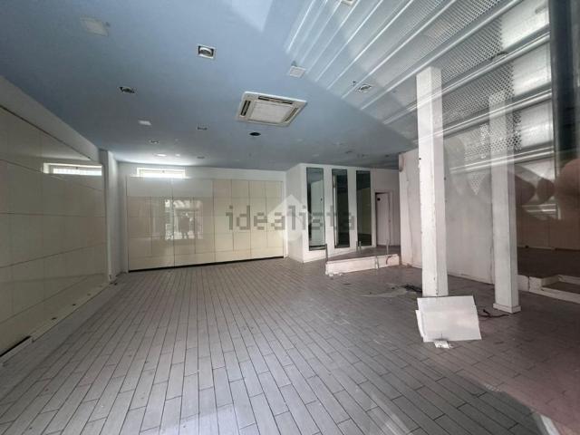 Locale in vendita di 130 m² in Via Aniello Palumbo