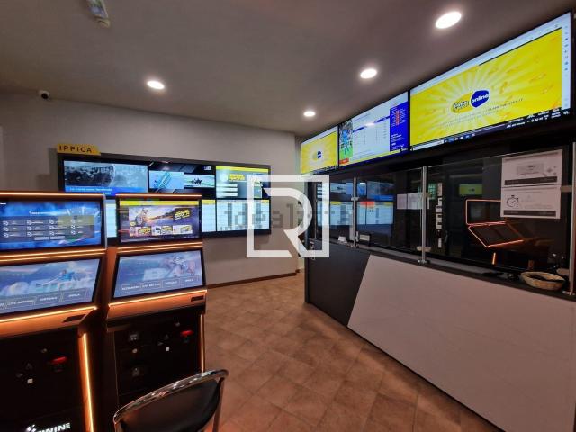 Locale in vendita di 130 m² in Via Alfredo Panzini, 32