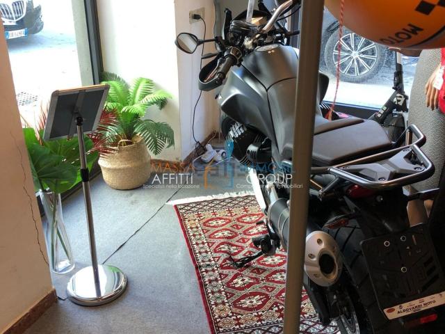 Locale in vendita di 130 m² in Via Armando Angelini, 8