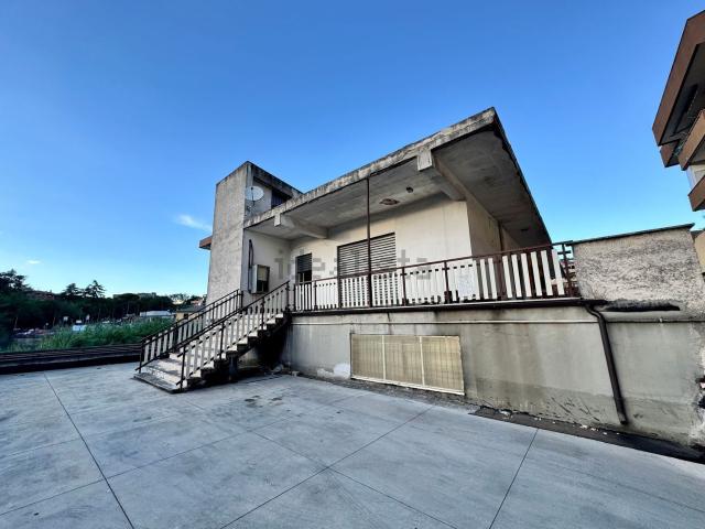 Locale in vendita di 130 m² in Via G. di Vittorio