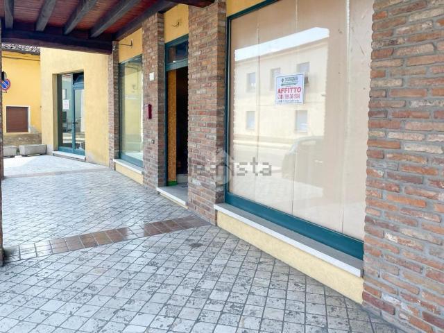 Locale in vendita di 130 m² in Via Giacomo Matteotti