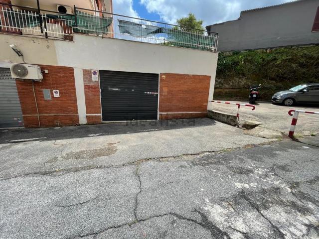 Locale in vendita di 130 m² in Via Gian Bistolfi, 74