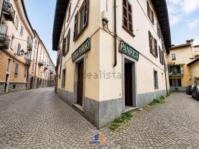 Locale in vendita di 130 m² in Via del Pino, 77