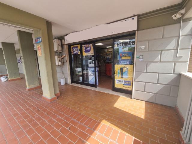 Locale in vendita di 130 m² in Via di Casalotti