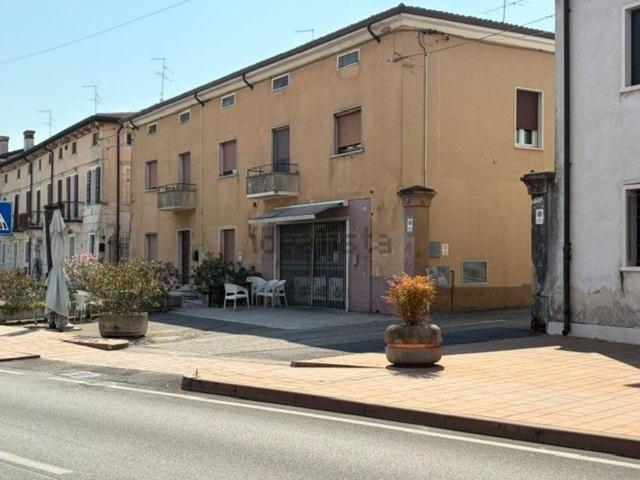 Locale in vendita di 130 m² in Via Montemezzi