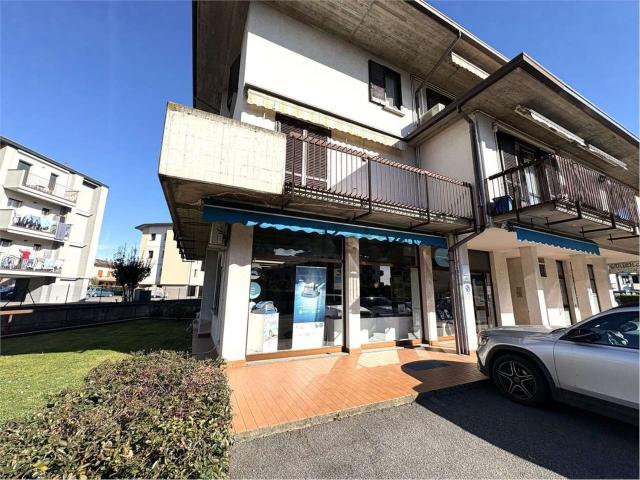 Locale in vendita di 130 m² in Via Perrucchetti, 3