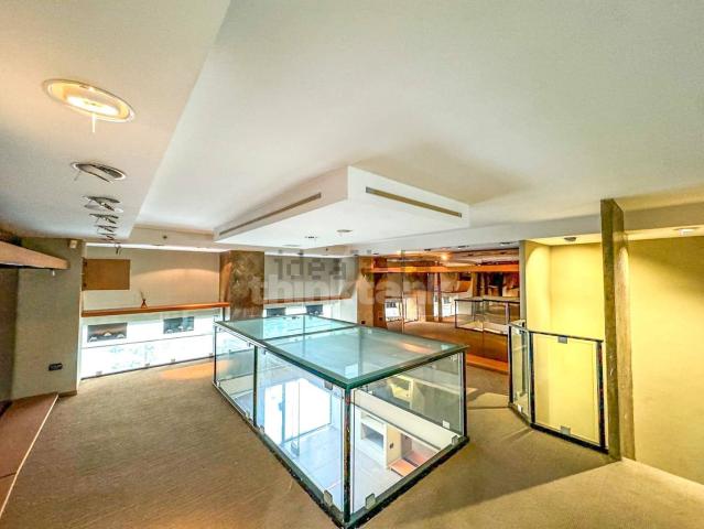 Locale in vendita di 130 m² in Via Tisia