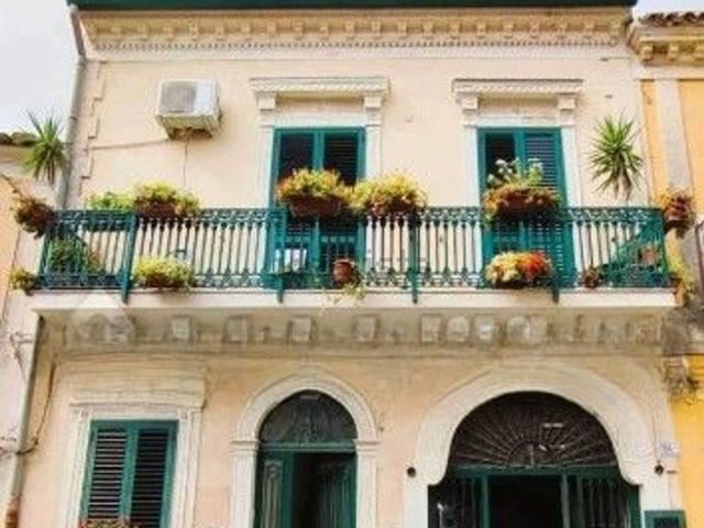 Locale in vendita di 130 m² in Via Vittorio Emanuele, 154