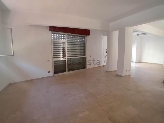 Locale in vendita di 130 m² in Via Villa Rosina