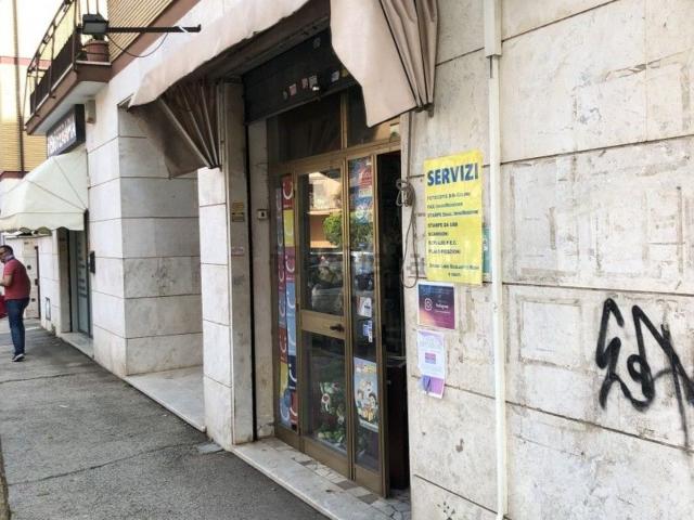 Locale in vendita di 130 m² in Viale Dante Alighieri, 33