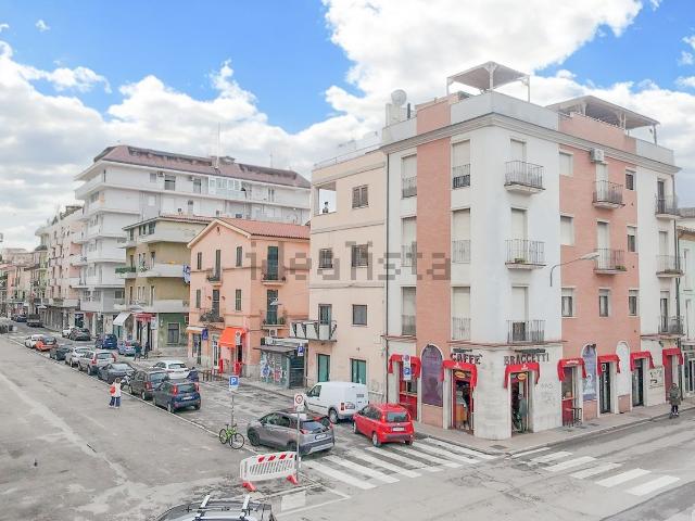 Locale in vendita di 131 m² in Via Montebello