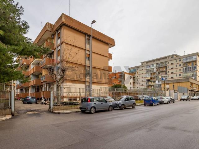 Locale in vendita di 132 m² in Via delle Forze Armate, 27