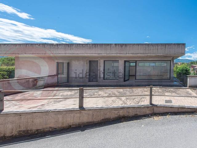 Locale in vendita di 132 m² in Via Riviera Liri, 8
